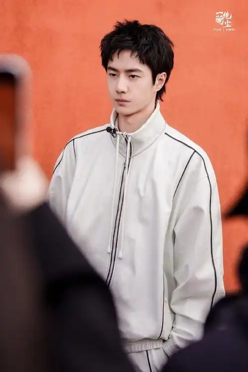 王一博lacoste这套白色运动套装完全是清爽男高啊这个前刺发型也好