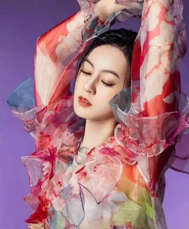 在抖音坐拥千万粉丝,随便一个视频就有百万点赞的网红唐艺,她竟然是个