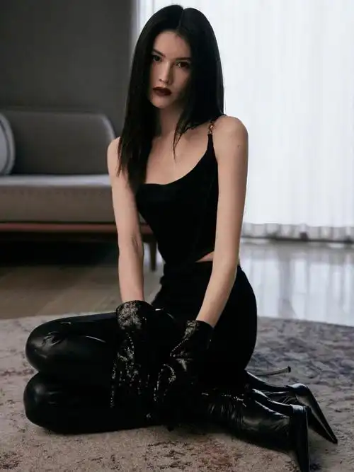 何穗穿吊带躺地上秀身材,姿势性感曲线迷人,小腹平坦马甲线吸睛|何穗