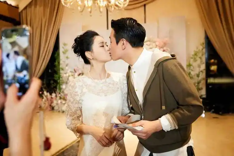 佟大为亲吻太太为其庆生,8岁儿子长相似爸爸,董璇母女登门道贺_关悦