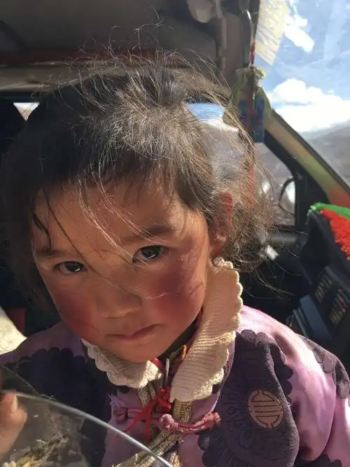 色达遇见的小女孩,脸上两朵高原红,小小年纪两眼对诗与远方充满了期盼