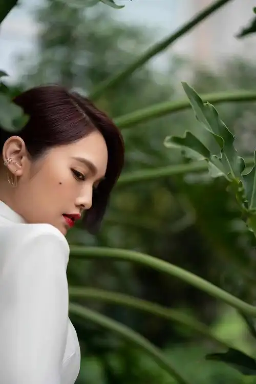 杨丞琳身穿白衣连衣裙头发半遮面脸部的痣看着太可爱了