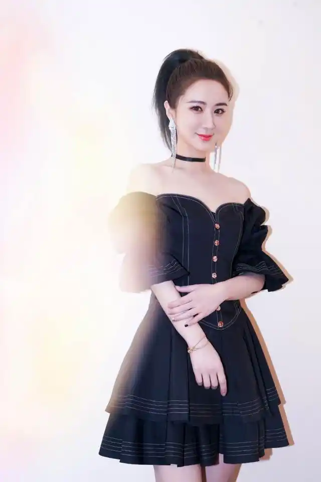 网红薇娅有多拼?穿衣时髦懂搭配还不行,必要时得直播生吃卫生纸