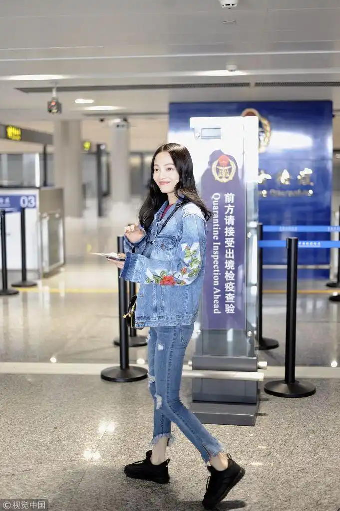 张韶涵一身牛仔风显春日清新气息