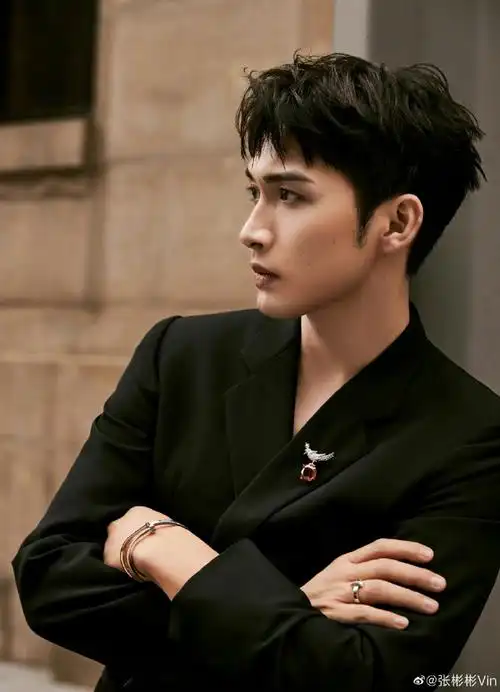 张彬彬初冬街头随拍##张彬彬黑色v领西装造型