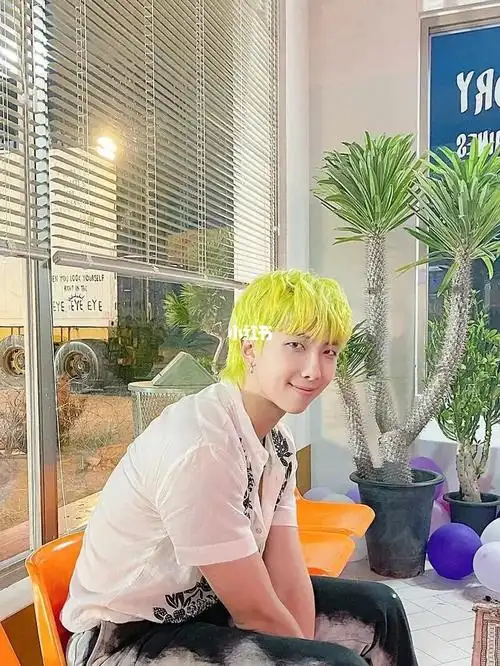 未来的经典荧光绿_荧光_金南俊_潮流_穿搭ootd