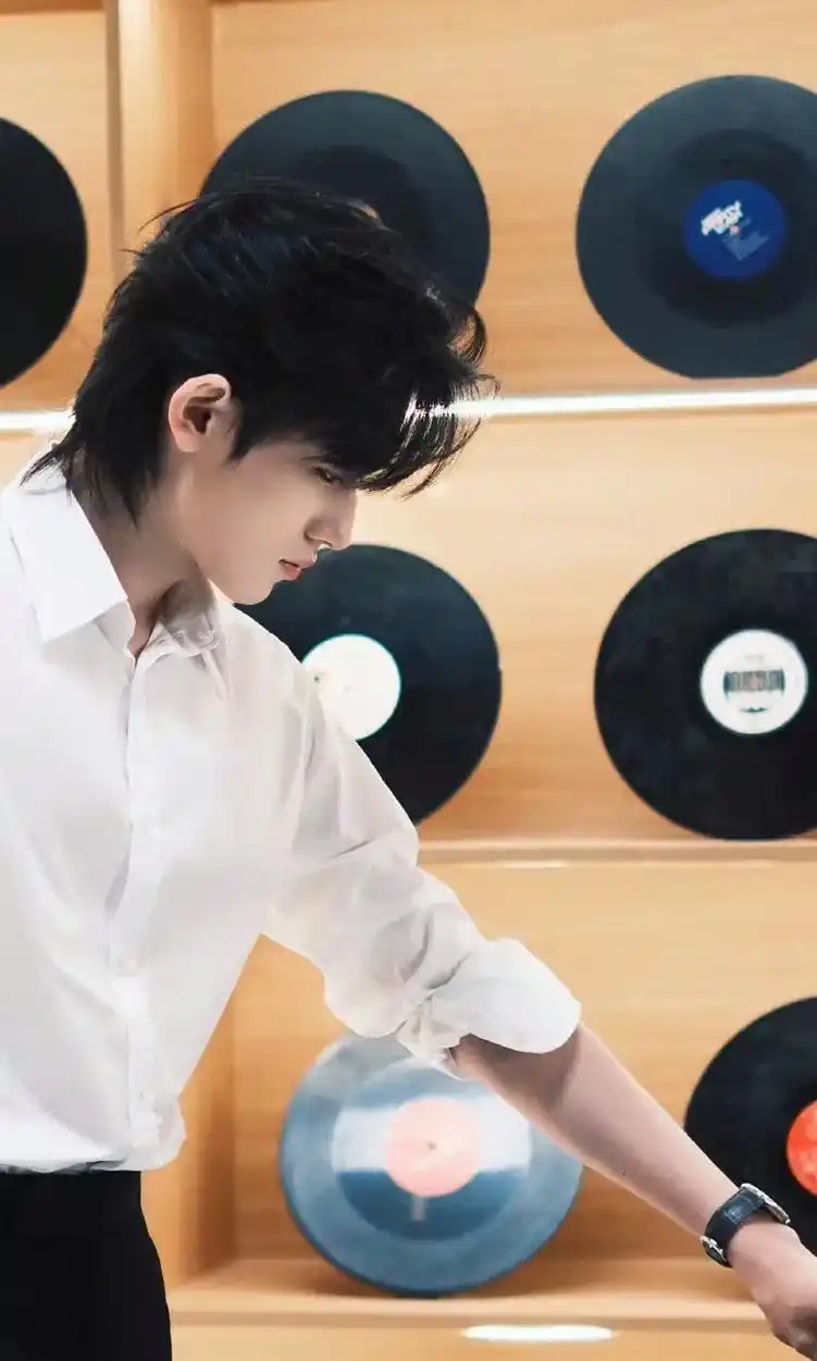 来看看密思特宋这完美的侧脸.#宋亚轩 @抖音小助手 @抖音创 - 抖音