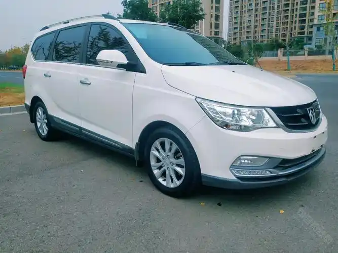 宝骏730七座商务车