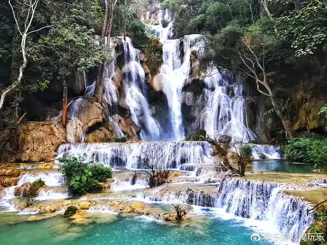 琅勃拉邦的光西瀑布是老挝著名的旅游景点之一在不同的时候
