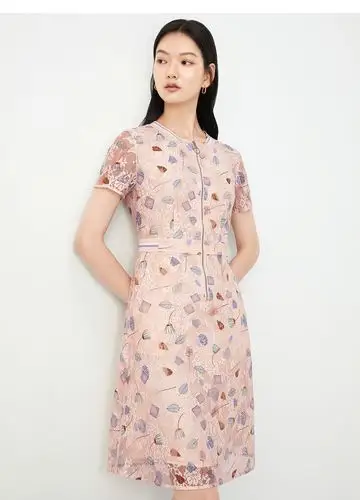 juzui玖姿2021夏季新款休闲印花蕾丝收腰拉链中长款女连衣裙花浅米s