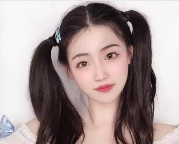 同时这样的女生双马尾发型也是比较的蓬松的,显得女生清新又很显优雅