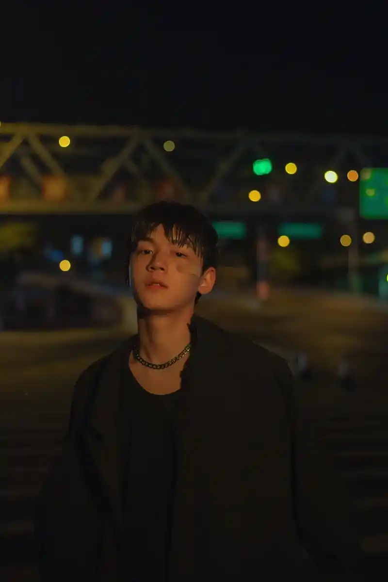 小奶狗变成了小狼狗.@陆柏   #少年感 #男生写真 #夜拍 - 抖音