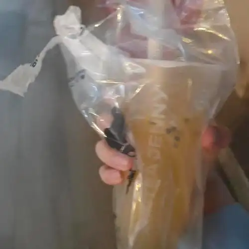 不管什么奶茶喝前总要拿在手里嘚瑟