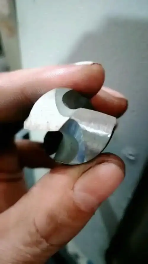 不愧是钳工的老手艺,这才是最正确的磨钻头,你们看懂了吧!