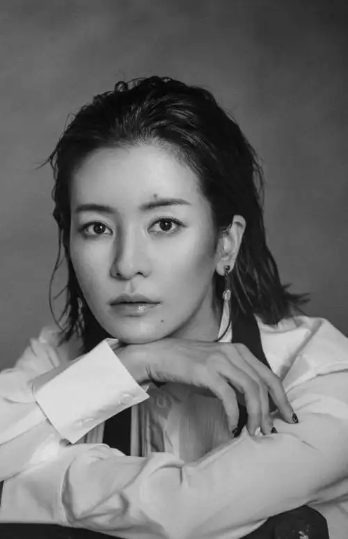 [美女明星]气质美女明星李晟黑白摄影照片-小虾米