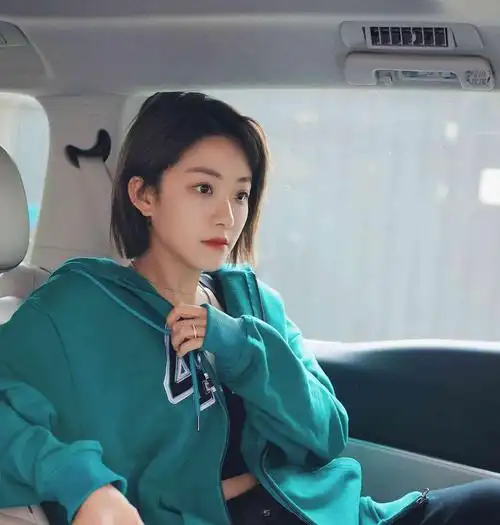 喻言一推门推出惊艳感,露脐打底运动衣秀美腹,短发增添干练感