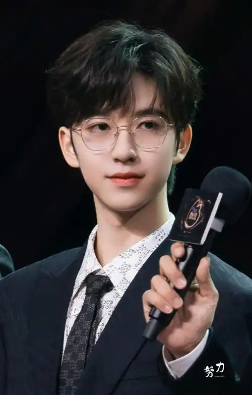 别人的事儿不清楚不了解不知道不感兴趣任何cp的应援色,只知道#贺峻霖