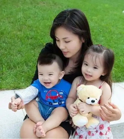 刘涛展"纯美版"母亲风范 温馨家庭照曝光