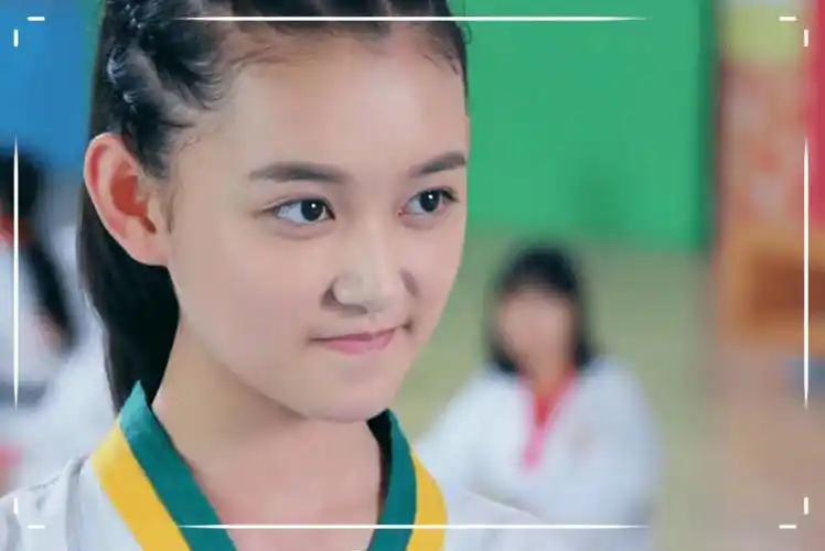 有种"反差"叫金敏珠,现在穿着时尚留中分,美到不敢认_样子_蒋依依