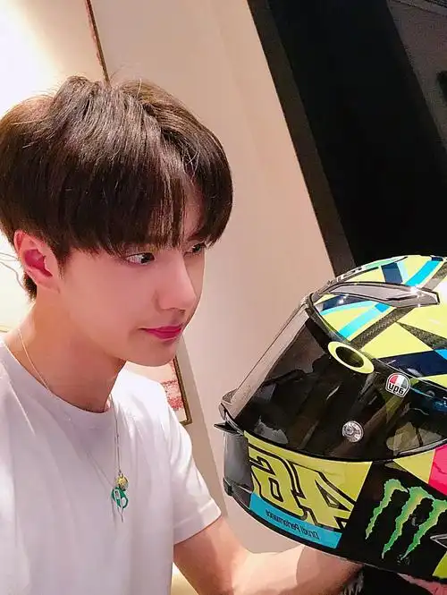 比帅图更有杀伤力的是女友视角和自拍照#王一博 #热烈 #电影 - 抖音