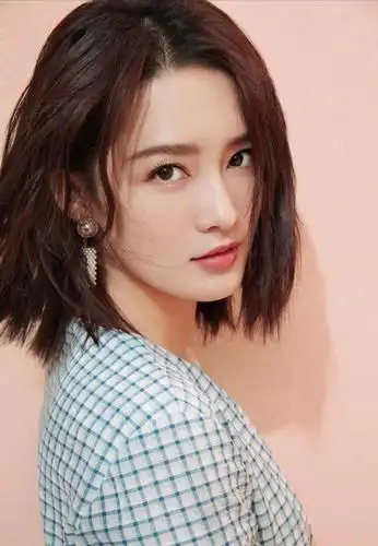 李沁晒初夏写真短发长裙姿态柔美温柔气息扑面而来