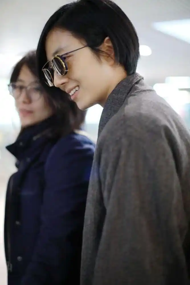 36岁桂纶镁素颜上演"侧颜杀",长风衣搭阔腿裤,黑灰配色真优雅