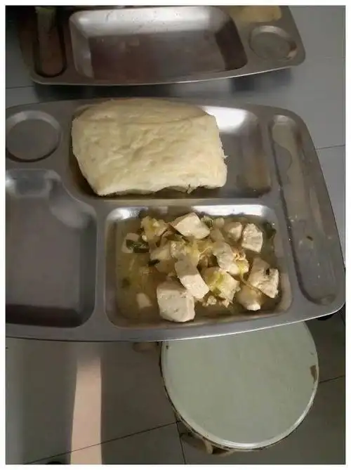 换工作后工资涨了500却一点不开心,这伙食差别太大了