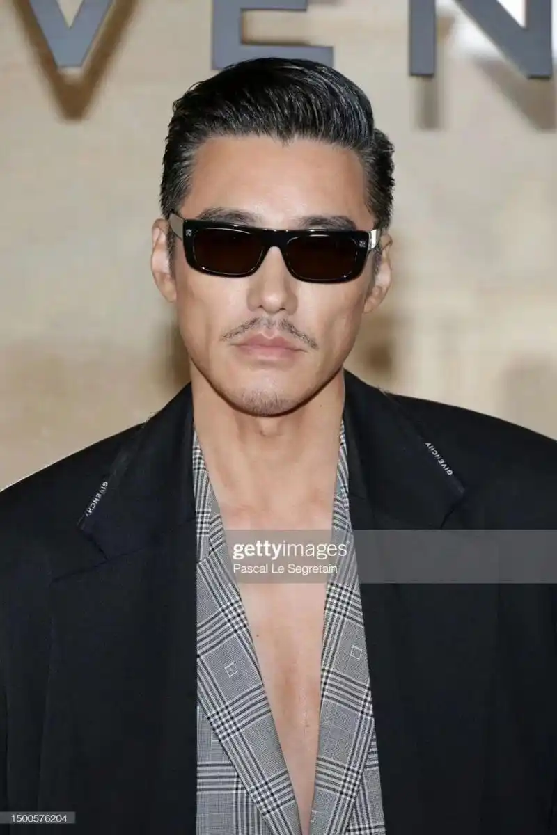 胡兵真空西装撕裂感