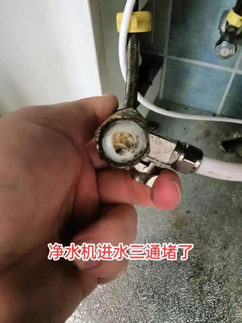 家里大水龙头凉水不出水,也可能是净水机进水三通被水垢堵死了!