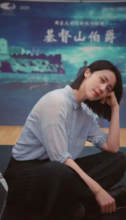 孙莉娘仨游迪士尼7岁多妹染头发她背国货包儿子终于露正脸