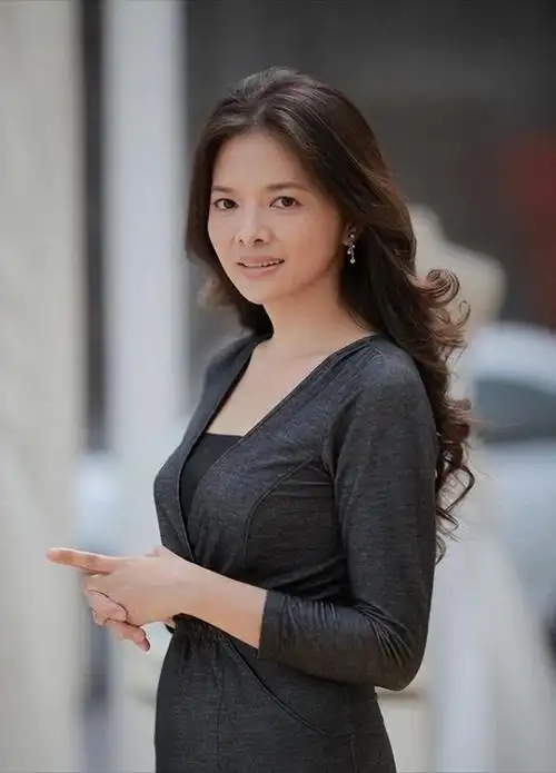 回顾从家喻户晓到销声匿迹前央视主持人文清到底经历了什么