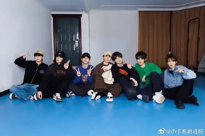 时代少年团复刻四年前造型##时代少年团复刻四年前拍照姿势