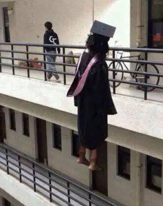 大学城惊现上吊女尸学士服加黑丝场面惊悚