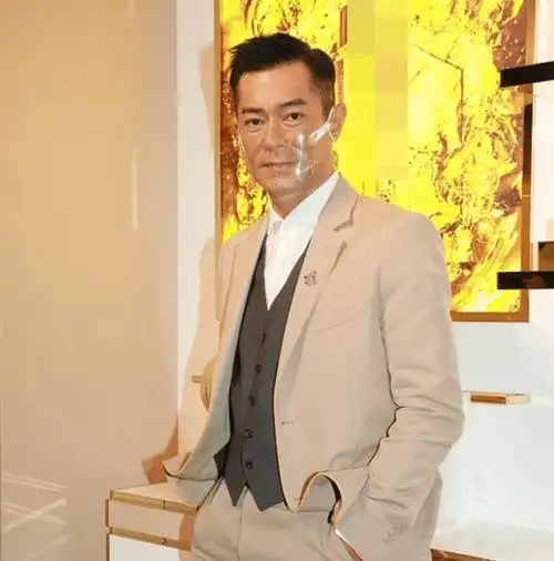 照片中,古天乐身着一袭米色西装,配上打理得当的大背头,帅气十足.