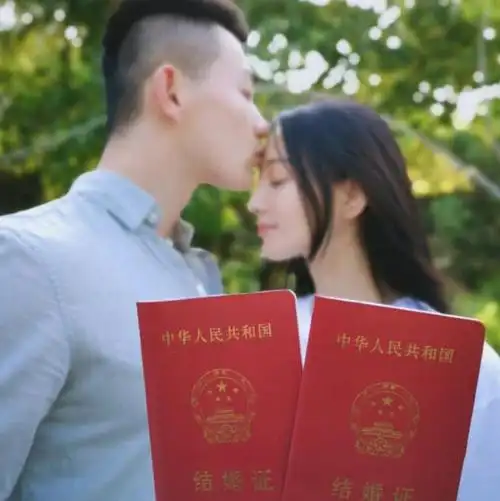 张馨予与老公何捷餐厅吃饭发福明显被猜怀孕女方大方回应质疑