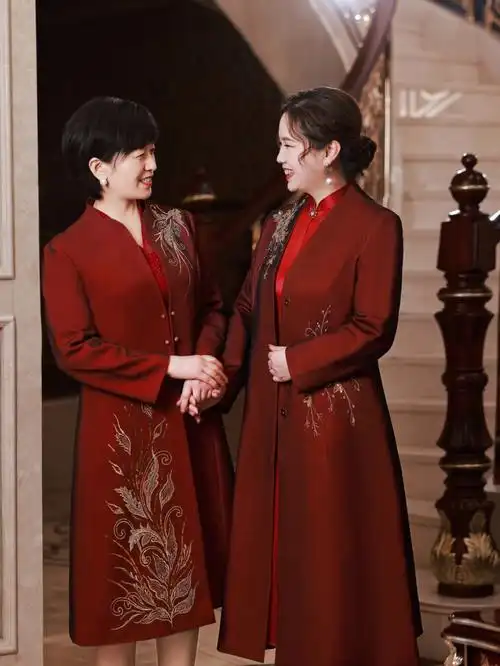 婚礼90上新娘有靓丽夺目的婚纱妈妈送女儿出嫁为女儿盖上头纱婆婆