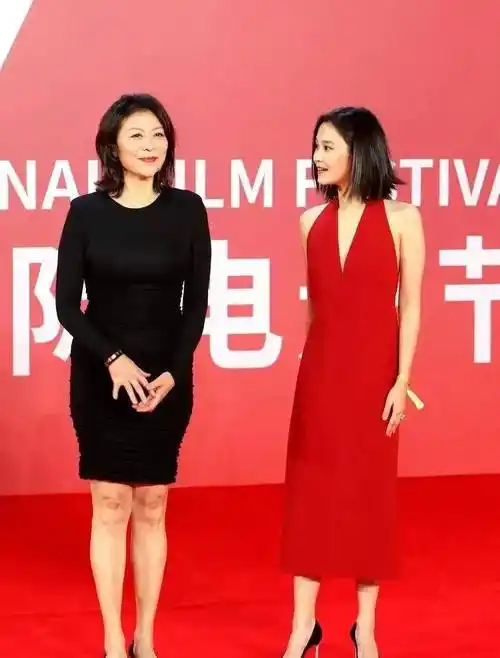 岳红罕见带32岁女儿亮相,女儿颜值不输妈,连续撞脸两位大明星_岳以恩