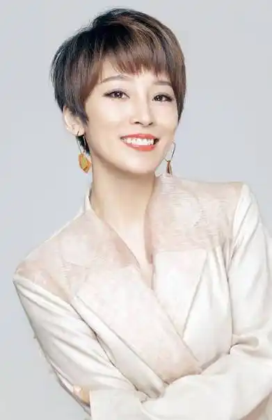 吴京老婆谢楠逛商城,同行的儿子被其他小朋友打了?