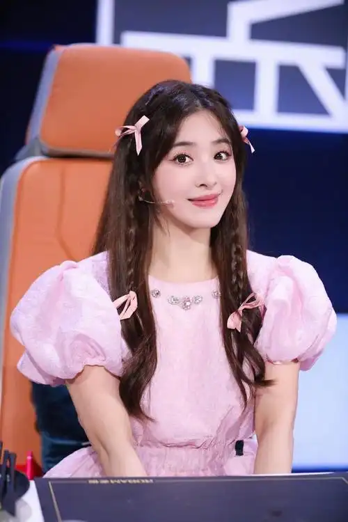 张含韵:阳光般甜美的青春女孩,活力四溢的时尚可爱魅力