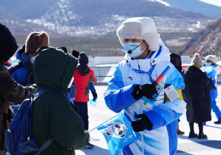 我校冬奥志愿者热情服务国家跳台滑雪中心首场比赛