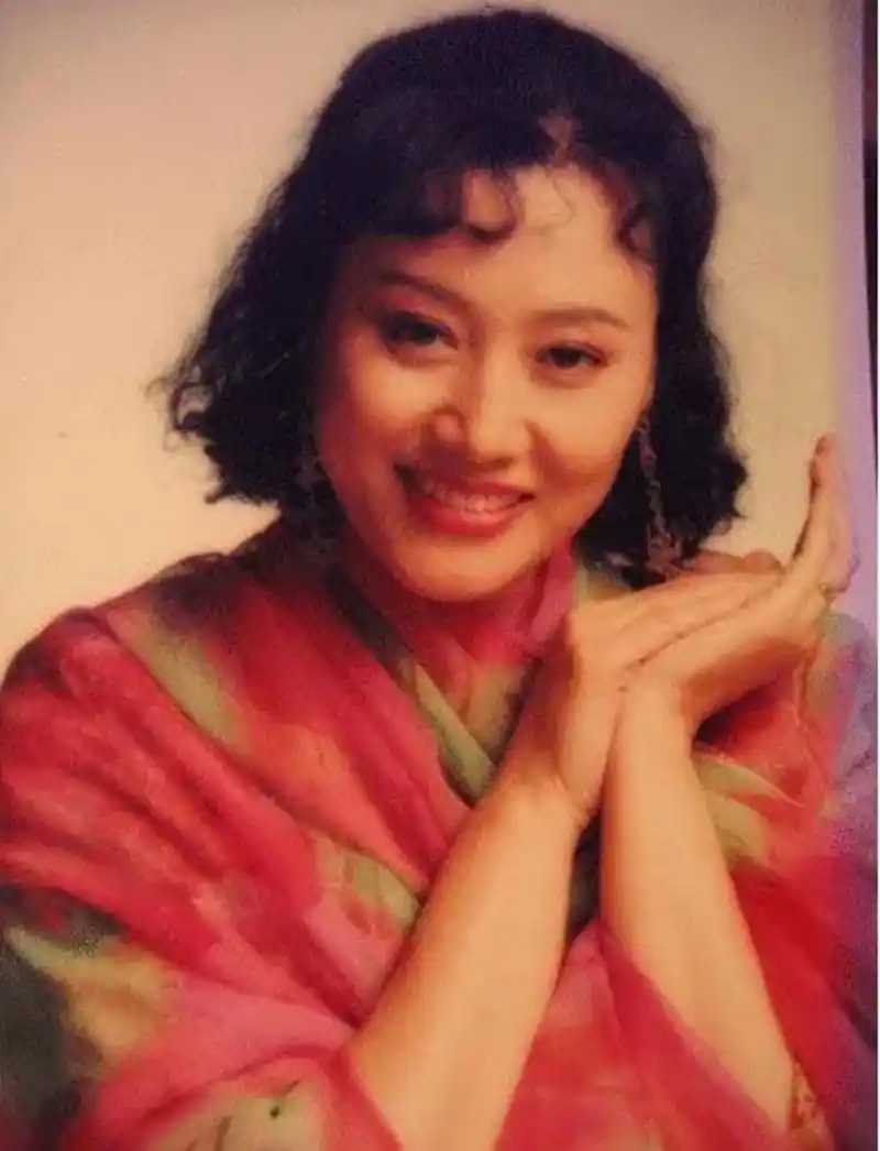 妈妈年轻的时候可是标准的美人,母女俩都长相出众,不过王丽云在