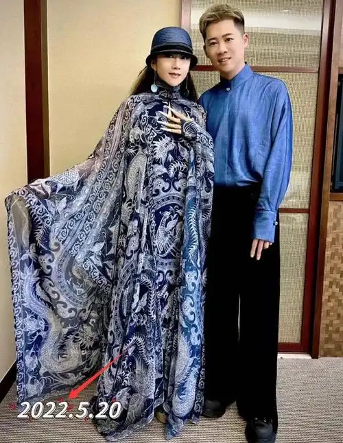 杨丽萍与化妆师一起过520男方文案太暧昧直言在一起很多年了