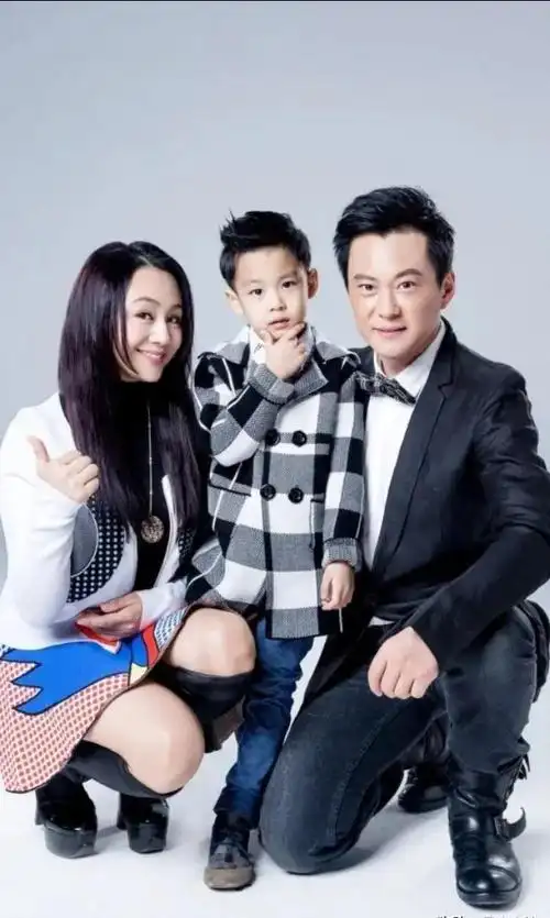 嫁给小演员,生下孩子不久,抱着婴儿眼泪止不住|曹颖|王斑|成龙|演艺