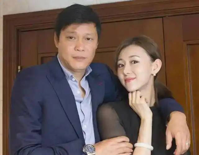 3婚妻子小17岁,近照身材傲人,与继女成闺蜜|李铁|邓超|娇妻|足球教练