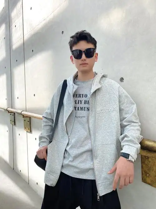 帅气外穿夹克男青年