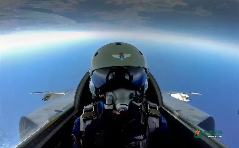 备战航空飞镖 空军参赛飞行员和战机一起过"八一"
