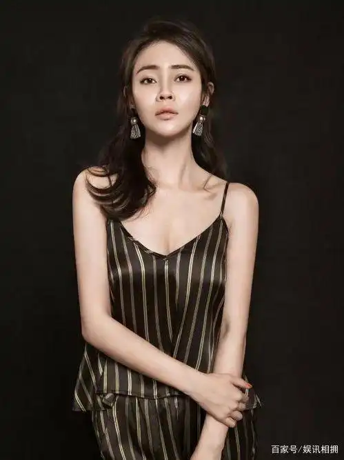 她放弃外交官改当演员,出道13年0绯闻,38岁被丈夫宠成了公主