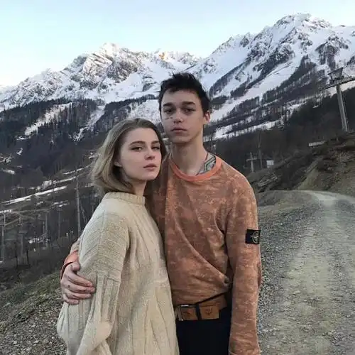 雪山热恋_欧美情侣头像图片_扣扣居