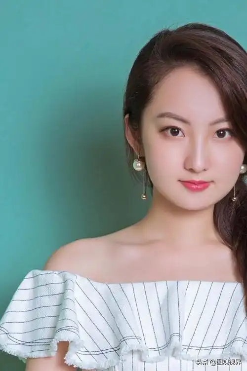 江予菲,中国内地主持人,供职于上海电视台(smg)第一财经频道主持人,是