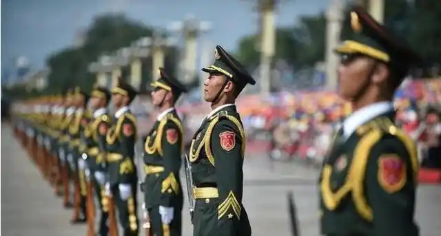 军人站着的时候为啥往前挺?除了好看,还有另一原因!_网易订阅